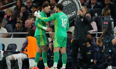 Rodri "cạn lời" với người hùng của Man City