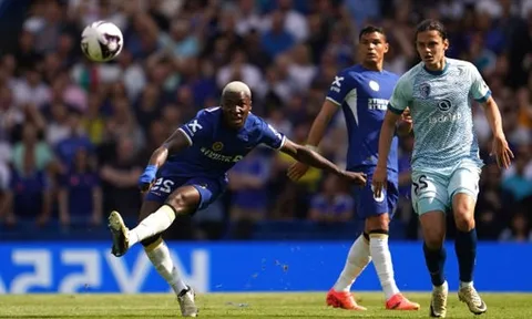 CĐV Chelsea đồng thanh hét 1 từ mỗi khi Moises Caicedo có bóng
