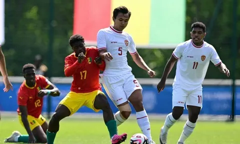 Thua phạt đền, HLV Shin nhận thẻ đỏ, U23 Indonesia vỡ mộng Olympic