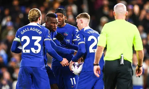 Gullit: “Thật đáng xấu hổ cho Chelsea”