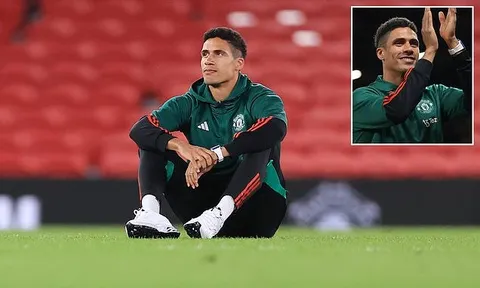Hai cầu thủ cùng lúc vẫy tay tạm biệt M.U; Varane lấy nước mắt