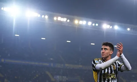 Cầu thủ Juve tức giận, bật HLV Allegri