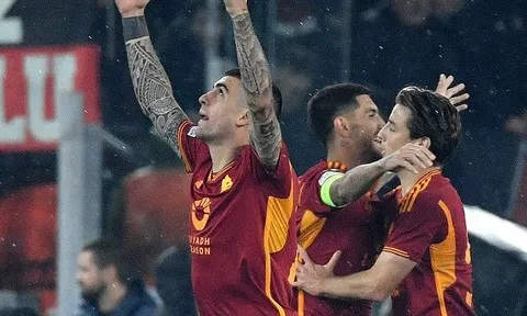 Hình ảnh rơi nước mắt trong trận thắng của Roma