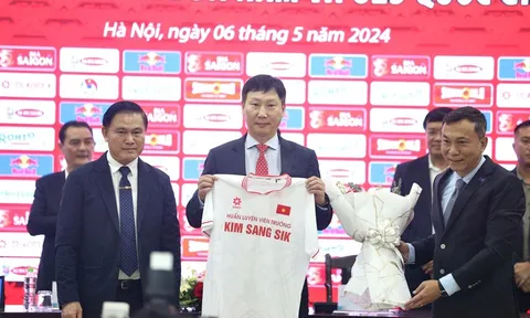 HLV Kim Sang-sik: "Không cầu thủ nào lớn hơn đội bóng"