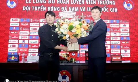 HLV Kim Sang-sik nói thẳng yêu cầu cho 'cánh tay nối dài' ở tuyển Việt Nam