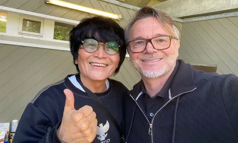 HLV Troussier xuất hiện trong ngày U23 Indonesia vỡ mộng Olympic