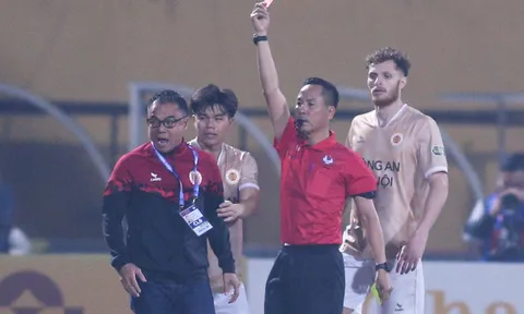 Hùng hổ với trọng tài, HLV CAHN đối diện nguy cơ nghỉ 8 trận