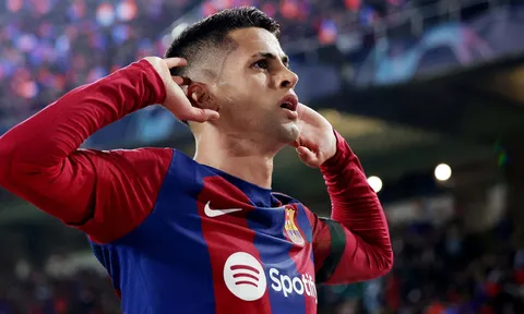 Cancelo ngả mũ trước huyền thoại Barcelona