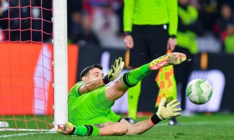 Martinez bật mode World Cup, Villa thắng luân lưu nghẹt thở