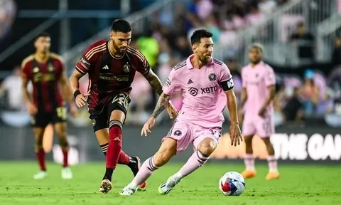 Sân cỏ nhân tạo có làm khó được Lionel Messi?