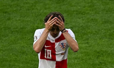 Hình ảnh lấy nước mắt của Luka Modric