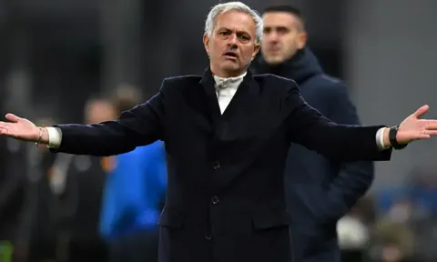 Mourinho và Roma chịu án phạt