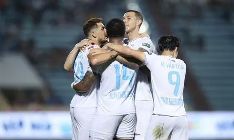 Sát thủ lập hattrick giúp Nam Định tiến sát ngôi vương; Bình Định thắng dễ Hà Tĩnh