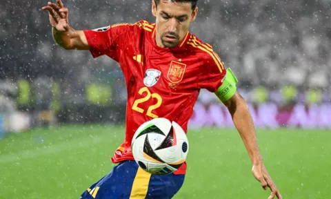 Jesus Navas có thể bắt chết Mbappe?
