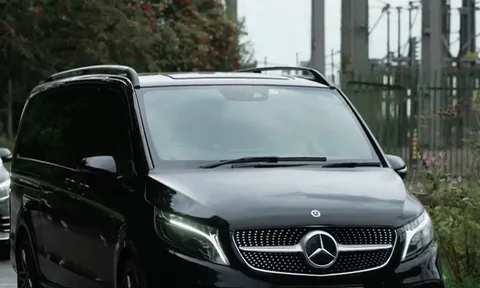 NÓNG! De Ligt và Mazraoui có mặt ở Carrington
