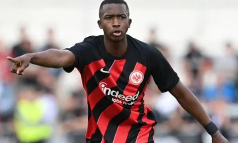 Eintracht Frankfurt ra giá bán tân binh cho Liverpool