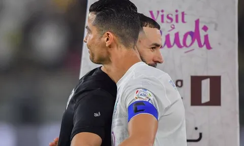 Phản ứng của Ronaldo khi hội ngộ Benzema trên đất Ả Rập