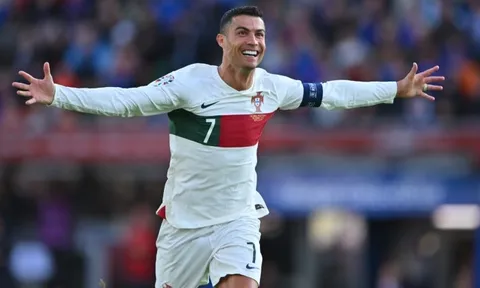 Phản ứng của Ronaldo khi tạo nên lịch sử