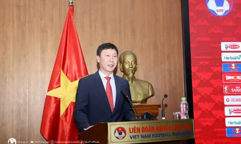 "Phía trước HLV Kim Sang-sik và tuyển Việt Nam là sóng gió"