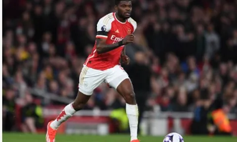 Barca tăm tia tiền vệ Arsenal