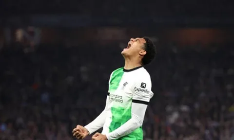 Liverpool trói chân tương lai hàng thủ