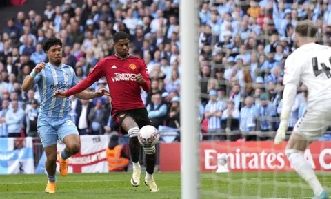 Rashford hóa chân gỗ