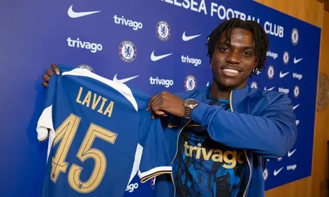 "Chelsea hoảng loạn mua sắm khắp nơi"