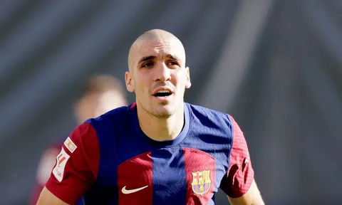 Chiếc áo số 5 quá rộng mà Busquets để lại Camp Nou