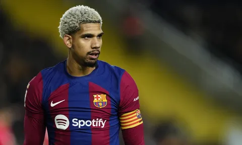Araujo sẵn sàng rời Barca