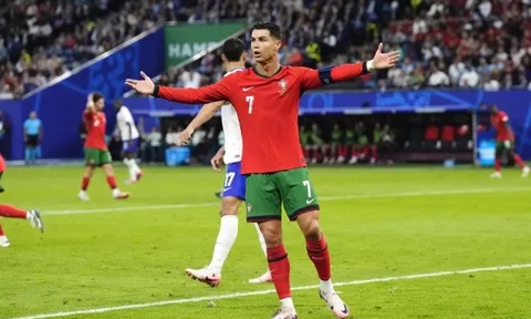 Chuyên gia đặt dấu hỏi lý do Bruno bị cho ra nghỉ thay vì Ronaldo