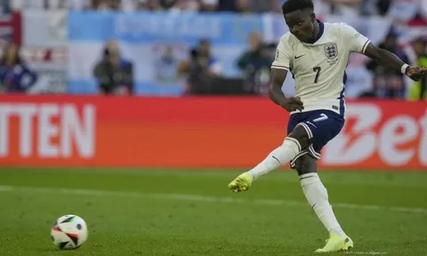 Hạ Thụy Sĩ, Saka nhắc lại nỗi ám ảnh với Rashford và Sancho