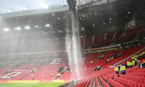 Trò hề ở Old Trafford tượng trưng cho sự suy tàn của M.U