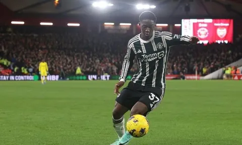 Ten Hag không hối hận khi để McTominay thay thế Mainoo