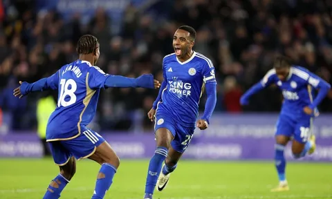 Thắng nghẹt thở, Leicester City trở lại đỉnh bảng