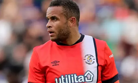 Tiền đạo của Luton Town bị phân biệt, cảnh sát vào cuộc