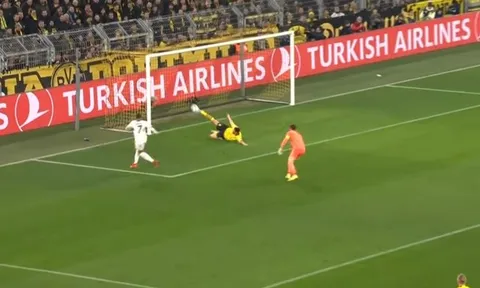Toàn cảnh pha cứu thua kinh điển, Mbappe phải ôm đầu chào thua