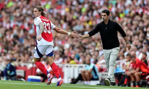 Vừa ra mắt, Riccardo Calafiori hứa hẹn cứu vãn sự nghiệp máy chạy Arsenal