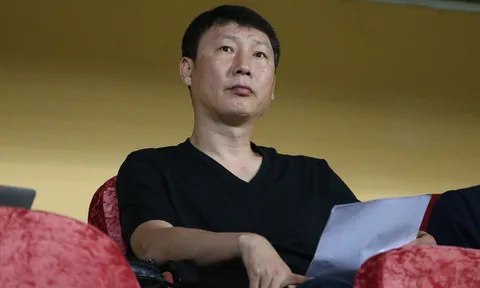 Xem V-League, HLV Kim sang-sik đau đầu vì 2 điều