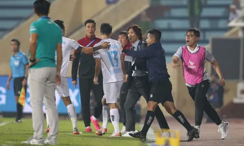 Chuyên gia lên tiếng vụ cầu thủ "giật chỏ" HLV tại V-League