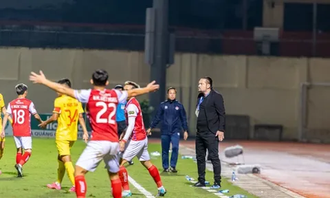 "Khen" trọng tài Việt Nam hay nhất thế giới, HLV Popov đối diện án phạt