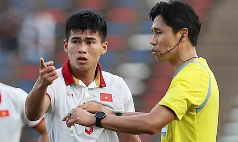 Trọng tài FIFA: 'Ngọc Thắng xứng đáng nhận thẻ đỏ'