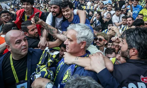Hình ảnh điên rồ của Mourinho ở bến đỗ mới