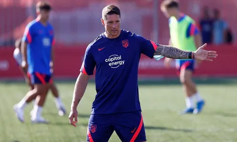 Atletico thăng chức cho Torres