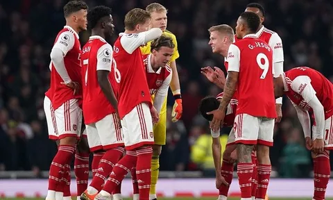 Lee Dixon chỉ trích hậu vệ mơ ngủ của Arsenal