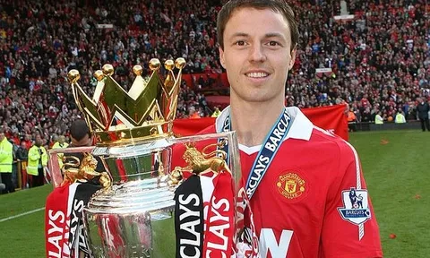 Sir Alex Ferguson 'cạn lời' khi M.U bán Jonny Evans