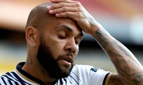 Dani Alves ra mắt đội bóng trong tù