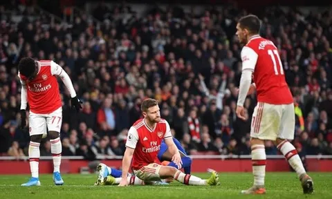 "Arsenal đang phòng thủ tốt thì cậu ta lại lùi sâu vì sợ hãi"