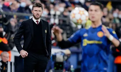 Bị Scholes đề nghị từ chức, Carrick lên tiếng đáp trả