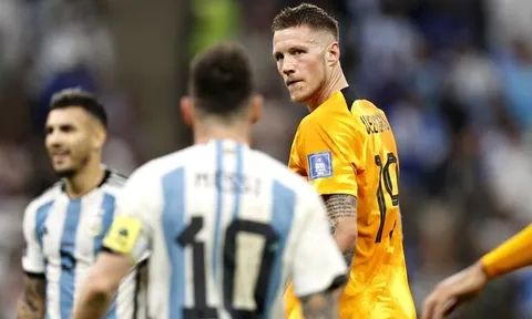 Sự thật đằng sau câu chuyện Messi gọi tiền đạo Hà Lan là 'thằng ngu'