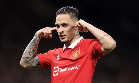 Antony khiến Gary Neville câm lặng
